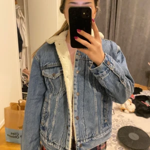 Jeansjacka Levi’s  - Säljer en klassisk blå jeansjacka från Levi's med mysigt teddyfoder. Jackan har knappar framtill och två bröstfickor med knappstängning. Säljer för att garderoben behöver rensas ❤️‍🔥