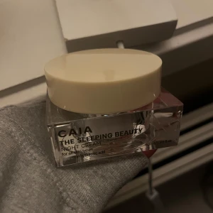 CAIA The Sleeping Beauty Night Cream - The Sleeping Beauty Night Cream från CAIA är en nattkräm för alla hudtyper som innehåller bland annat aloe vera och hyaluronic acid som är lugnande och perfekt för att återfukta huden under natten. Produkten är helt oanvänd och ny❤️ 