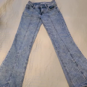 Blå jeans från FB Sister - Snygga blå jeans från FB Sister i storlek S. Dessa jeans har en bootcut-stil och är perfekta för en avslappnad look. Köpte för 700 kr. De har en klassisk femficksdesign och knappar framtill. Är tyvärr för stora för mig men de är strechiga o sköna. ♥️ pris kan diskuteras.