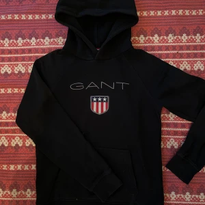 Svart hoodie från GANT - Säljer en snygg svart hoodie från GANT i mycket gott skick.