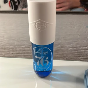 Sol de Janeiro Cheirosa '76 - Fräsch och exotisk doft från Sol de Janeiro i en stilren blå flaska med vit spraykork. 💘Parfymen är 90ml. Cheirosa '76 fångar essensen av brasiliansk sommar med inslag av jasmin och kokos. 💞💞💞Perfekt för att ge en tropisk touch till din dag.💕💕💕 Har bara används 2-3 sprut💞