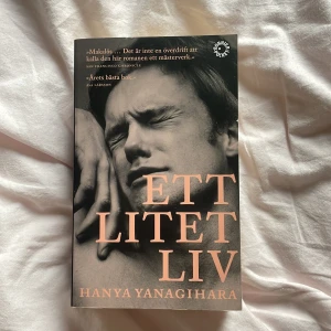 Ett litet liv - Boken ett litet liv översatt till svenska. Nyskick💕