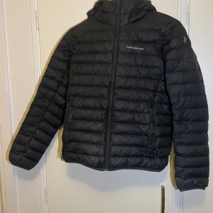 Svart dunjacka från Peak Performance - svart dunjacka från Peak Performance. Säljer då jag köpte en ny, använd en vinter inga skavanker.                                                Pris kan diskuteras vid snabb affär😊 köpte för 2899 kr.