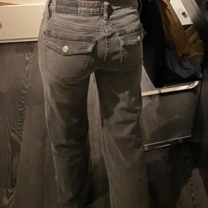 Snygga y2k lowwaist jeans - As snygga och trendiga jeans, perfekt till allt! Nypris 400kr och knappt använda, inga tecken på användning💗Vid mer info hör gärna av dig🩷Storlek S FULL LENGHT, vilket också kan ses som 27x32
