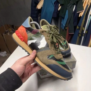 Valentino rockrunner - Valentino rockrunner, storlek 41, skick 8,5/10, pris 2999kr, box medföljer. Hör av er vid frågor eller funderingar.