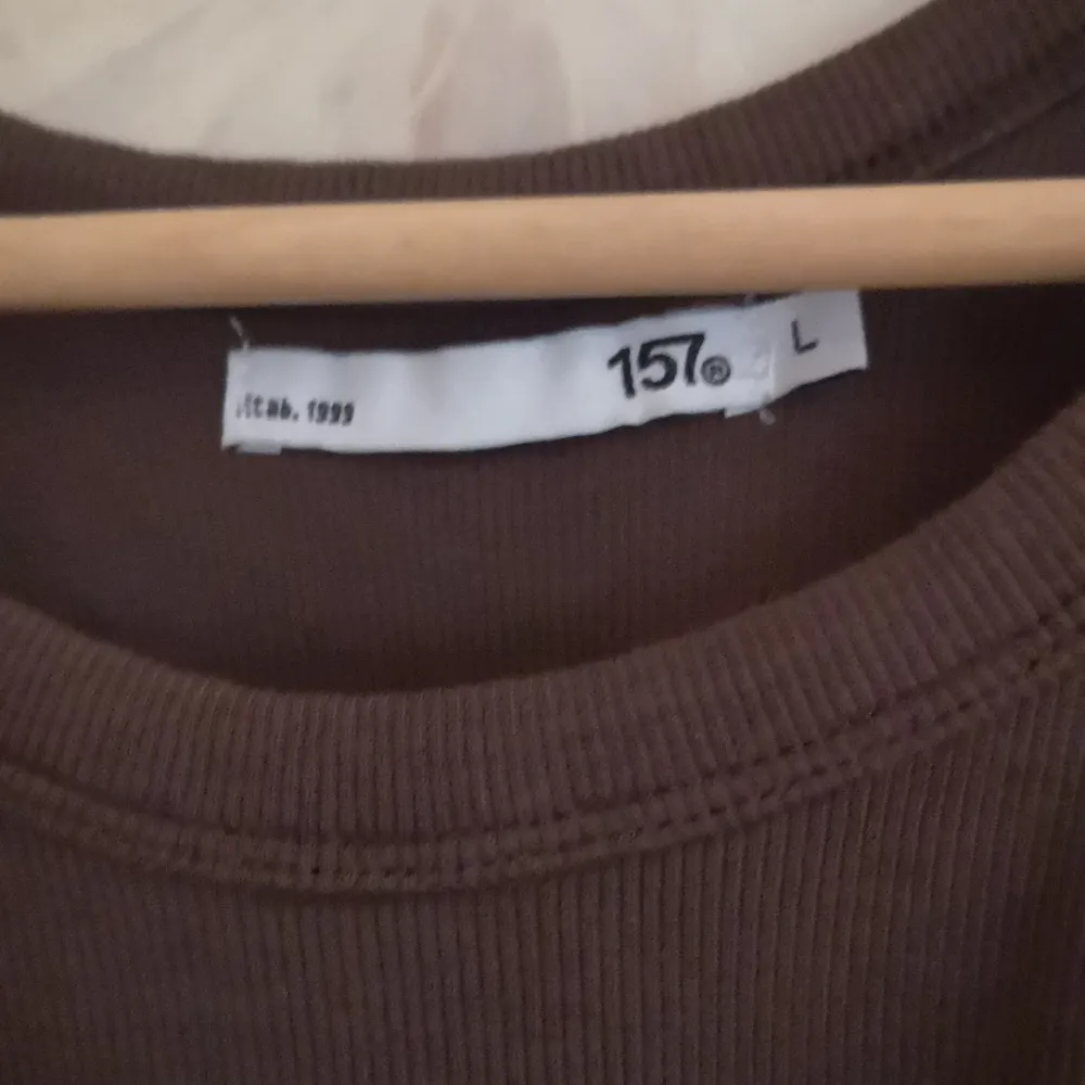 Säljer en brun ribbad linnetopp från lager 157. Toppen är ärmlös och har en stilren design som passar perfekt för varma dagar.. Yläosat.