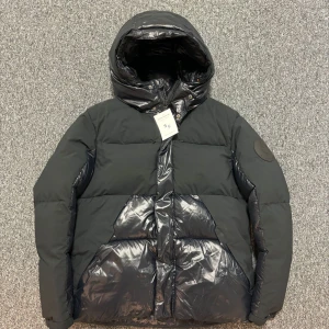 Save the duck jacka - Save the duck jacka, storlek M, skick 9/10, pris 2299kr. Hör gärna av er vid frågor eller funderingar.