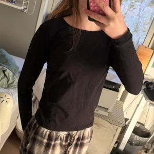 Svart, grå och vit långärmad tröja - Säljer en stilren svart långärmad tröja. Perfekt för lager-på-lager eller som den är. Enkel och mångsidig design som passar till det mesta. Skön och bekväm för vardagsbruk.Alla tre tröjor för 70kr