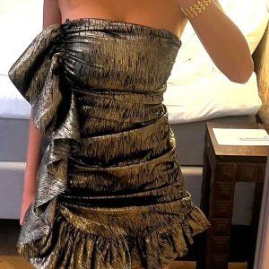 Guldig klänning - Supersnygg guldig klänning ifrån zara. Använd en gång. Lånade bilder.