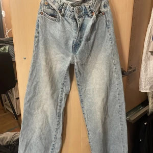 Blå jeans från lager 157 - Säljer ett par klassiska blå jeans från lager 157. Mid/hög midja. De har en loose passform och är tillverkade i denim. Perfekta för en avslappnad stil. Storlek 150 . Det står att de är w26 men de är 150