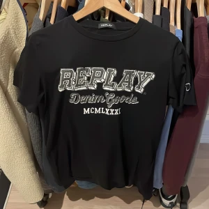 Replay t-shirt - Säljer min replay t-shirt då den inte används, tröjan är använd men har ej några tecken på användning. Vid intresse eller frågor är det bara att skriva!