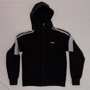 Hugo Boss tracksuit - Fet Hugo Boss tracksuit i bra skick. Storlek S