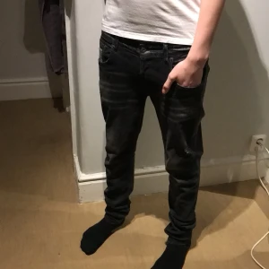 Svarta jeans från Stone Island - Snygga svarta jeans med Stone Island Badge men tyvärr är kopior. Waist:30 Lenght:31