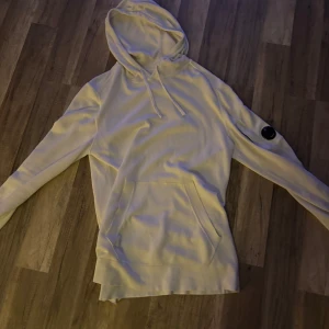 Vit hoodie från C.P. Company - Tunn tröja men väldigt skön, knappt använd av mig då den var för stor. Pris:799 men kan absolut diskuteras vid smidig affär! Skriv för fler bilder!
