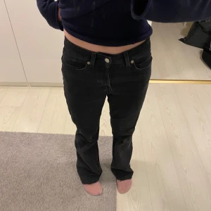 Svarta flare jeans  - Snygga svarta bootcut/flare jeans. Jag har klippt lite i buntarna. Storlek 34