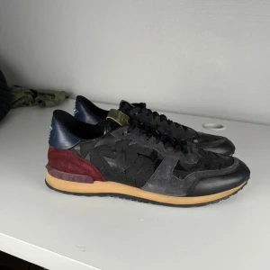 Valentino rockrunner - Valentino rockrunner, storlek 43, skick 9/10, pris 2999kr, obs dustbag finns till. Hör av er vid frågor eller funderingar.