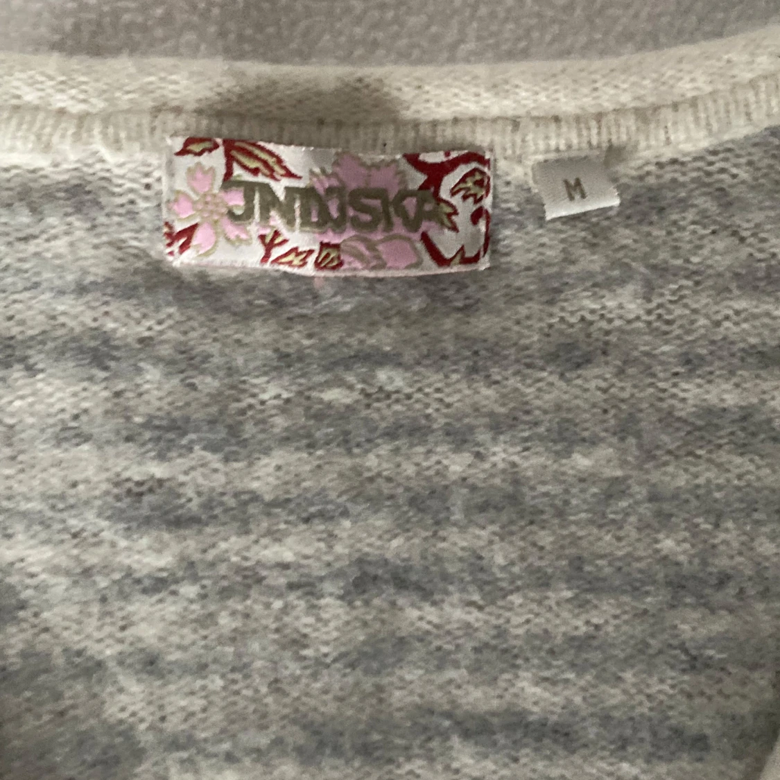 Grå och vit randig omlottopp från Indiska - 90