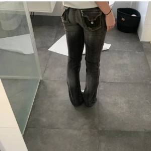 Svarta coola jeans med detaljer - Säljer dessa snygga svarta jeans då dem inte längre kommer till användning. Det står ingen storlek men skulle säga xs/s💗pris kan absolut diskuteras. Hör av dig om du har frågor 🩷.   Kolla gärna in mina andra annonser🤍🤍🤍