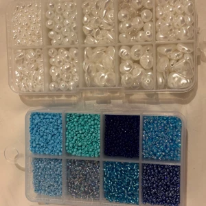 Pärlset i blå och vita nyanser - Ett set med pärlor i olika blå och vita nyanser, perfekt för smyckestillverkning. Innehåller både runda och oregelbundna former, förpackade i en praktisk förvaringslåda.