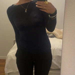 Mörkblå långärmad topp - Snygg mörkblå långärmad topp från intimissimi. Perfekt för en stilren look.