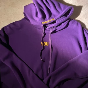 Bts you never walk alone Jimin hoodie -  En officiell bts hoodie. Kommer med en jimin photocard och ett brev. Har bara haft på en gång. Om ni har några Frågor är det bara att Skriva till mig. (Tar bara emot Swish)