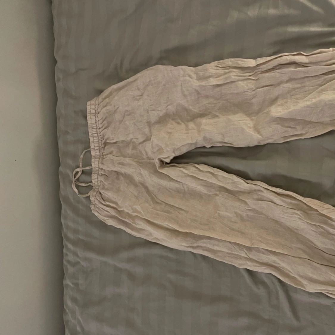 Beige linnebyxor med snörning - 90