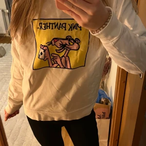 Vit långärmad tröja med Pink Panther-tryck - Cool tröja❤️‍🔥