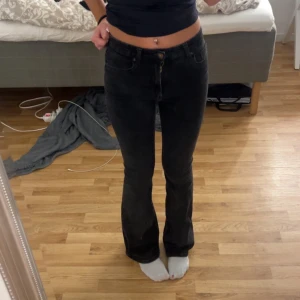 Midrise utsvängda jeans   - Svarta utsvängda jeans som inte kommer till användning längre. De är midrise och i bra skick💗