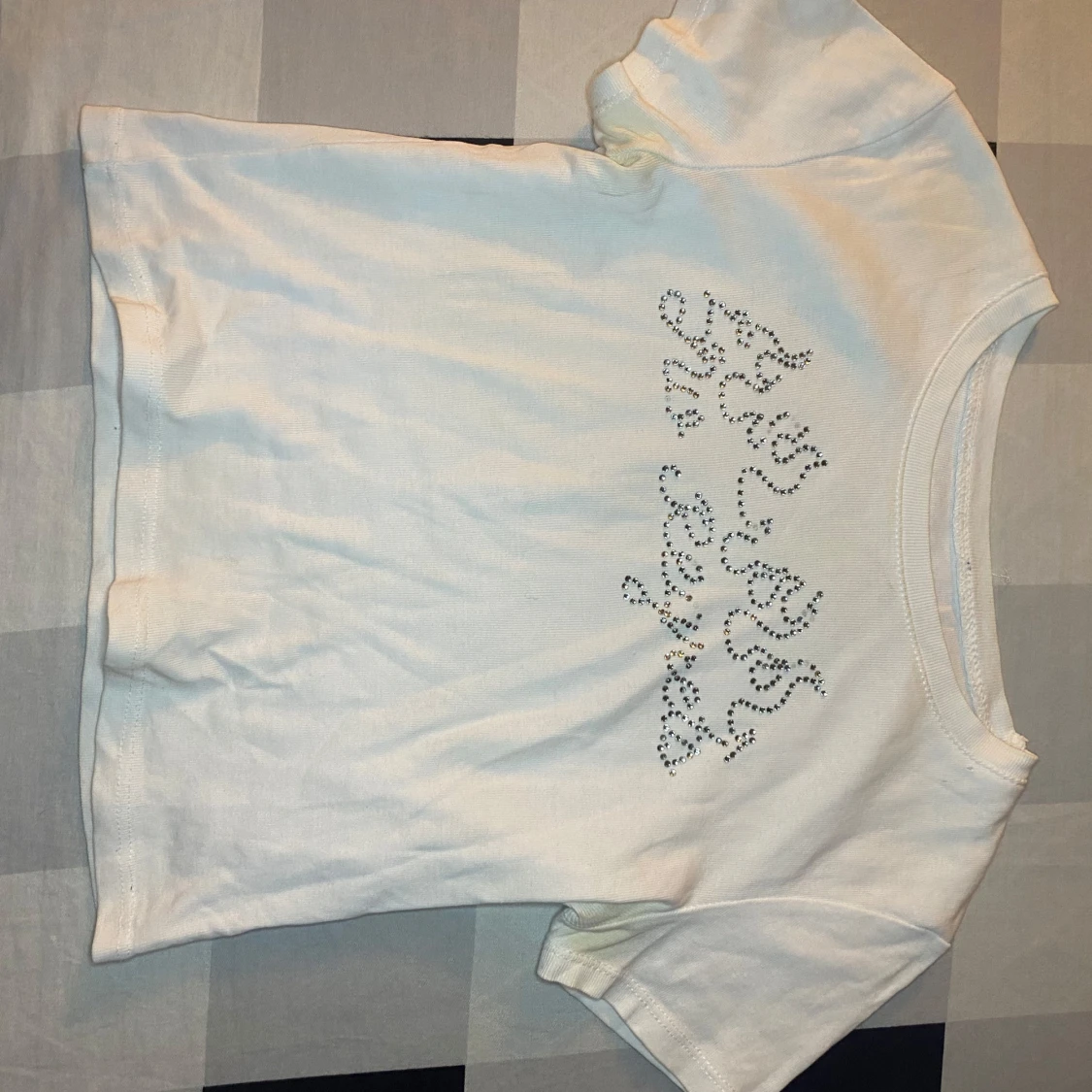 Vit croppad t-shirt med strassdetaljer - 91
