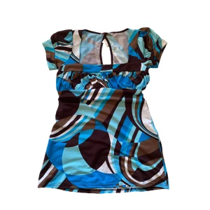 Mönstrad tröja - Så cool 2000-tal inspirerad tröja/blus i blått, brunt och vitt mönster😍 Älskar modellen och att den går att knyta gör att den kan passa en mindre storlek! Skriv privat vid intresse eller frågor💞 Köp-nu går även bra att använda🫶🏻🫶🏻