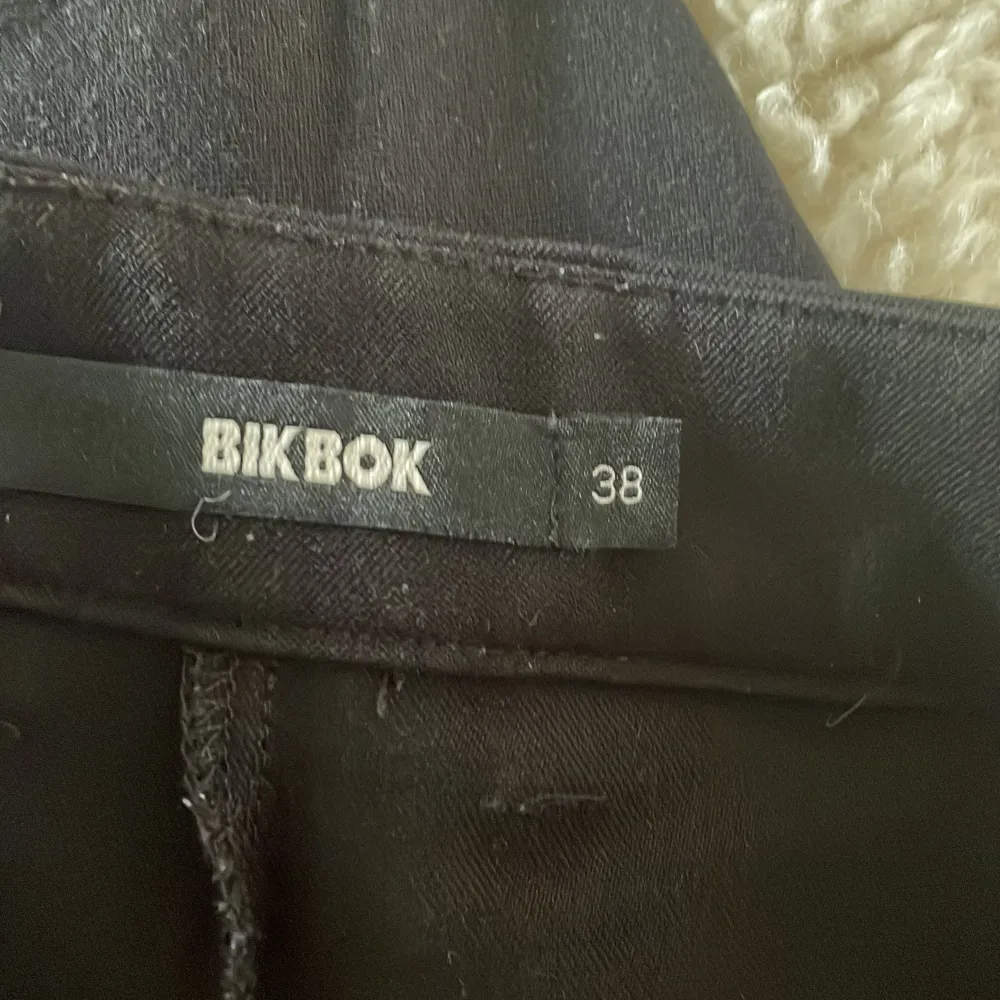 Säljer ett par stilrena svarta kostymbyxor från BikBok i storlek 38. Byxorna har en klassisk design med raka ben och diskreta fickor. Knappt använda då de är för stora!. Jeans & Byxor.