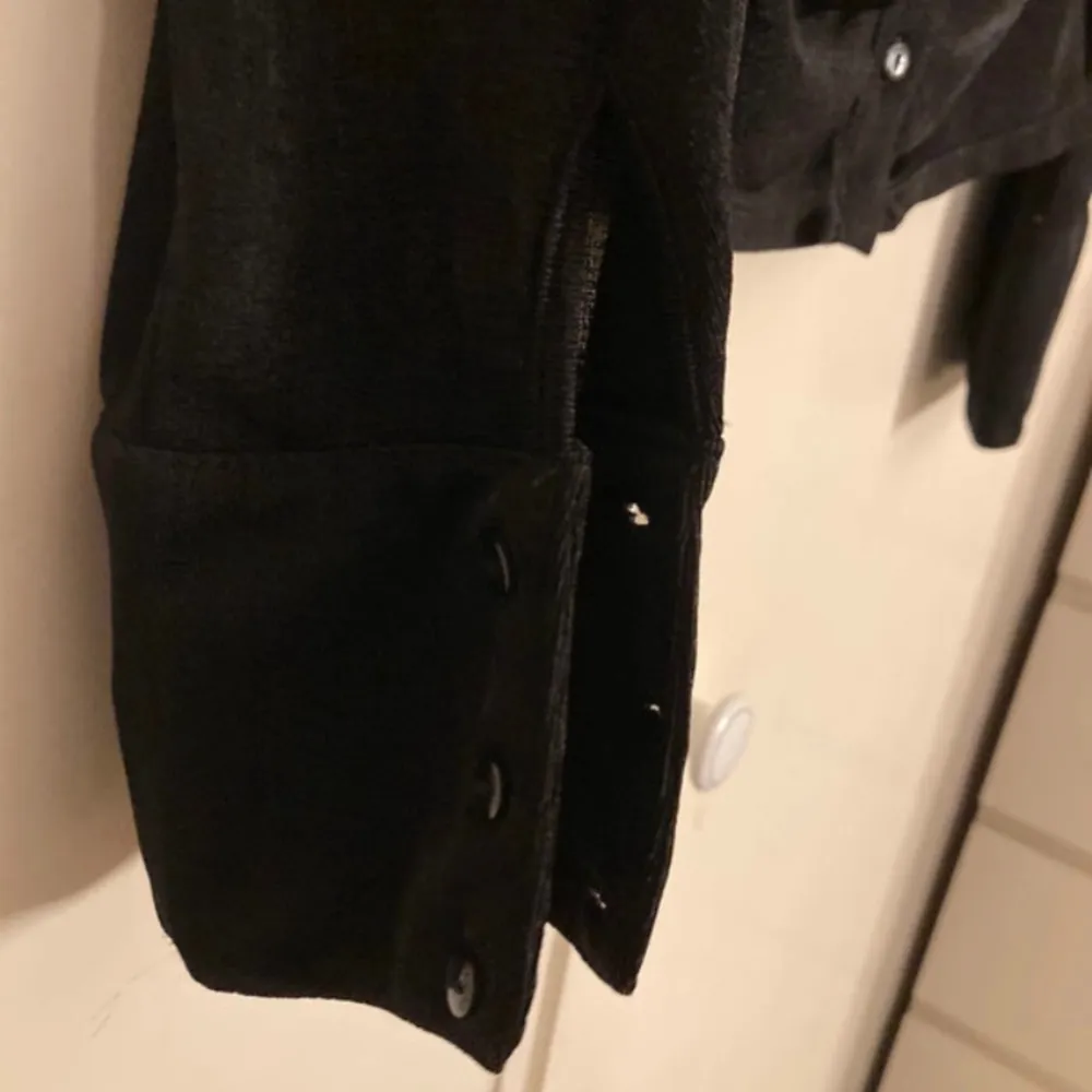 Extremt fin topp från newyorker i storlek M. Den som glittrar i ljuset och är justerbar i armarna och jätte skönt material. Den säljs för den inte passar min byst så bra!💕. Neuletakit & Villapaidat.