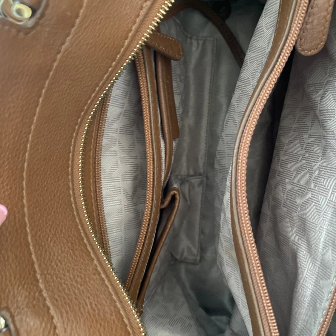 Brun skinnväska från Michael Kors - 92