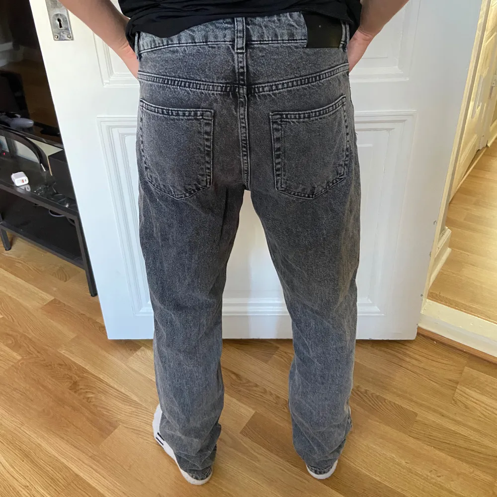 Säljer ett par grå jeans från märket Grunt i en lite mer baggy stil. De har en loose passform och är midwaist, vilket gör dem bekväma och stilrena. Perfekta för vardagsbruk. Modellen är 176cm och väger 58 kg (nypris ca 600 kr). Jeans & Byxor.