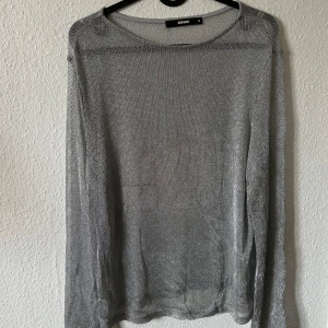 Silverfärgad meshtröja från BikBok -  Silvrig tröja i mesh från Bikbok. Anvönd fåtal gånger, i fint skick! ☺️
