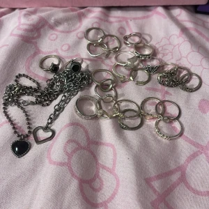 Smycken  - Säljs tsm  2 halsband men ett hjärta på båda Massa olika tycker av ringar, alla är olika storlekar Skulle gissa att nästan alla är köpta ifrån H&M runt 2021