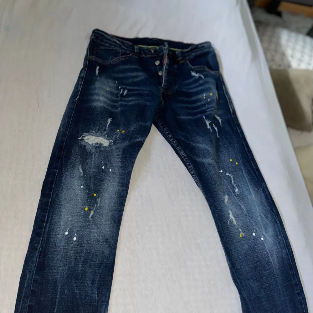 Tjena, nu säljer jag min nya feta Dsquared2 jeans. Använda Max 3 gånger och 8/10 i skick! Säljer för bra pris så tveka inte!. Jeans & Byxor.