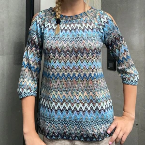 Blus - Söt blus i missoni liknande mönster😍 hål på båda anklarna❤️ aldrig använd så i superfint skick❤️