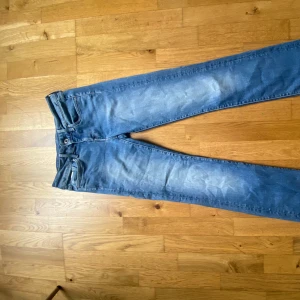 pepe jeans - jätte snygga pepe jeans som jag köpte i london , de är knappt använda och är i super bra skick, säljer för de tyvärr är för små