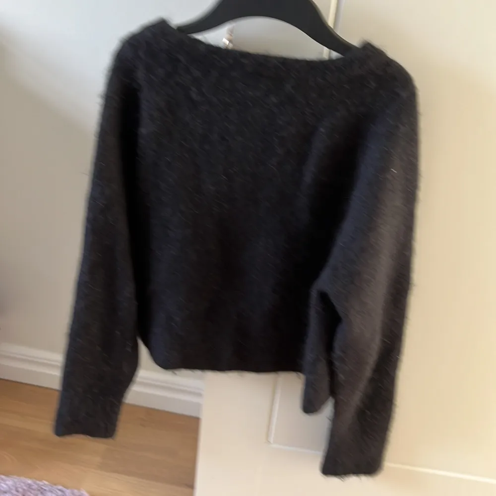 Säljer en supermysig mörkgrå tröja från C.W. i storlek M men har krympt i tvätten vilket gör att jag skulle säga att den är i stolek xs. Den är gjord av ull och är perfekt för kalla dagar. Tröjan har en enkel design med långa ärmar och en normal passform. Perfekt för både höst och vinter! Nypris:500kr. Neuletakit & Villapaidat.