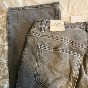 Gråa jeans  - Helt oanvända jeans som är i bra skick har bara testat en gång då dom va förstora🫶🏼