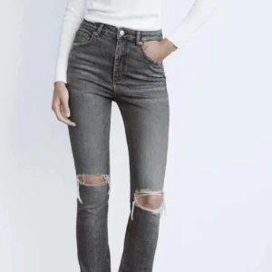 Zara jeans - Zara jeans som är för små på mig, ser helt ny ut💕