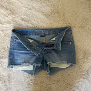 Säljer ett par american eagle low waist jeans shorts som inte kommer för användning!!❤️