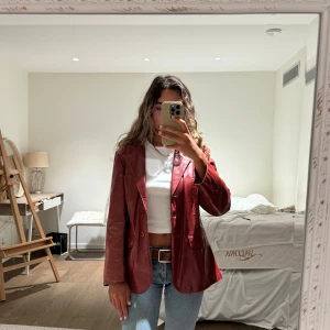 Vintage röd skinjacka - Säljer min super coola vintage skinn jacka i läder. Kvaliten på den är super. Verkligen ett plagg som sticker ut. Får alltid SÅ MYCKET komplimanger när jag haft på mig den❤️‍🔥. Passar mig utmärkt som är en xs/s men den har en oversized fit