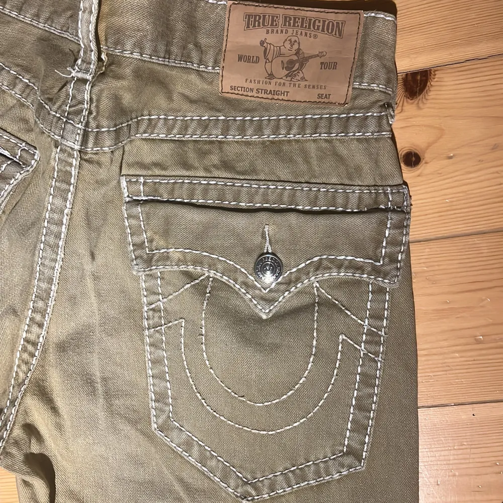 Tja! Säljer nu dessa true religion jeans i en asfet rare colorway🌟De är köpta från vintage and friends i Sthlm och är knappt använda🌕De är jättesköna men passar tyvärr inte mig så därför säljer jag🙌 Hör av dig vid frågor!. Jeans & Byxor.