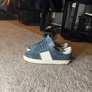 Valentino flycrew - Sköna skor från valentino. Storlek 39 men passar ifall du har storlek 41 då de är stora i storleken. Bara skorna följer med inget og ( därför de låga priset) skriv gärna vid frågor eller funderingar :)