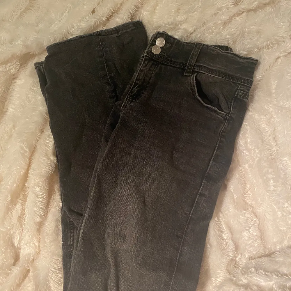 Mörkgråa jeans med knappar där bak från gina tricot strl 164. Jeans & Byxor.