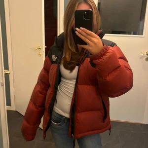 The north face jacka - Säljer min super coola the north face jacka! Har några få defekter som knappt syns. XS i herr strl men passar mig som vanligtvis bär xs dam. Sista bilden visar färgen bäst!