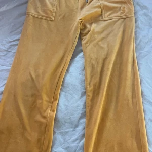 juicy couture - Säker mitt oranga juicy set då jag inte använder det längre, det är L på byxorna och M på tröjan, Köparen står för frakten💕