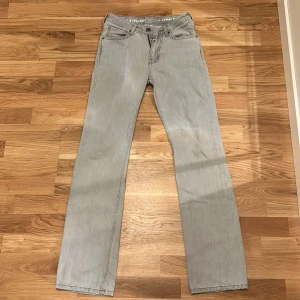 Jeans  - Jeans från carlings i storlek: Waist 24 Lenght 32. Köpte dom för 400 men säljer för jag int gillar dom längre.  Jätte sköna och snygga jeans som är ganska low waist och bara använda 3-4 gånger💞 Pris kan diskuteras! 